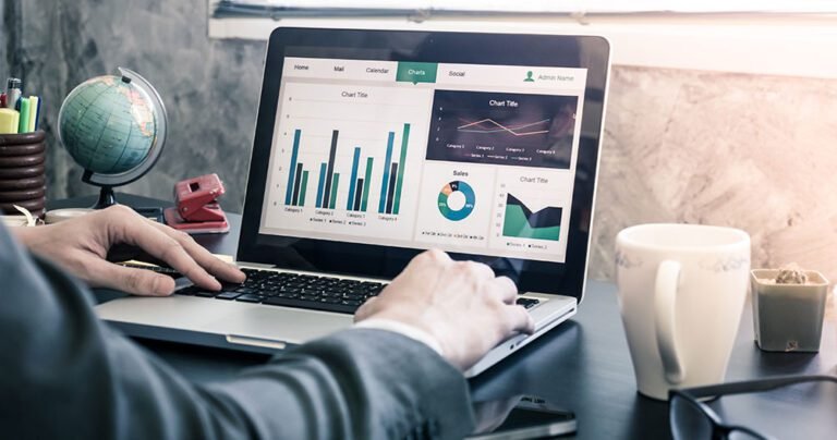 um gestor de trafego analisando graficos de desempenho