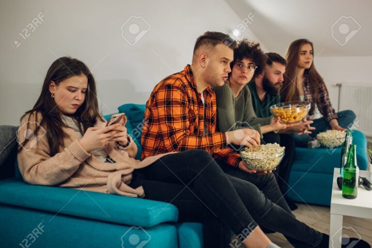 um grupo de pessoas assistindo a um video