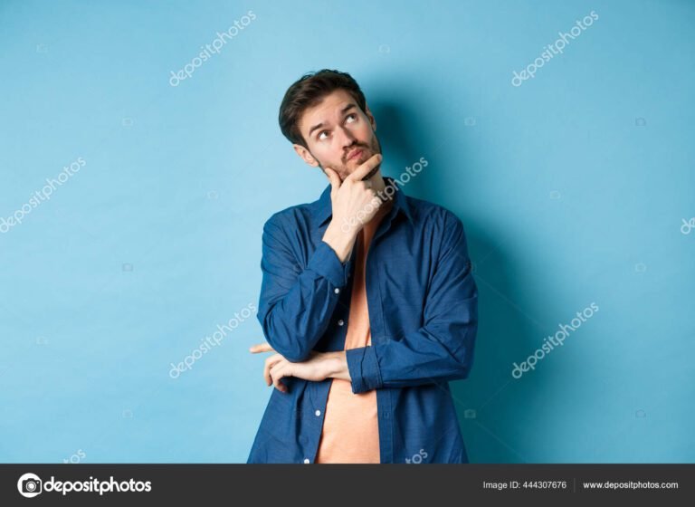 um homem pensativo olhando para o vazio