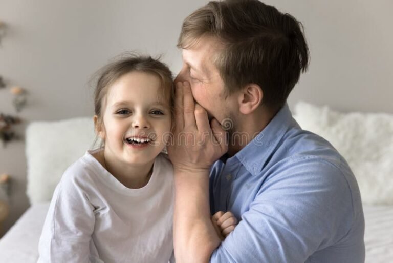 um pai sussurrando para a filha