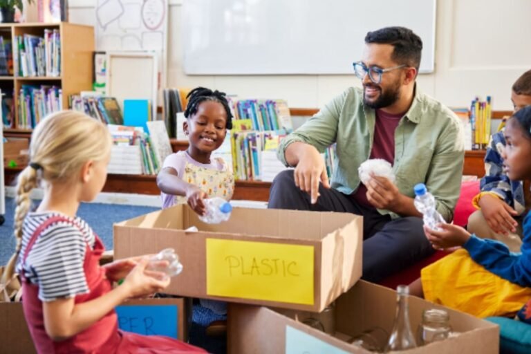 um professor organizando materiais em uma sala