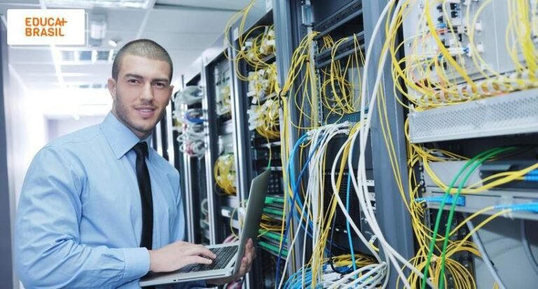 um profissional em frente a computadores e servidores