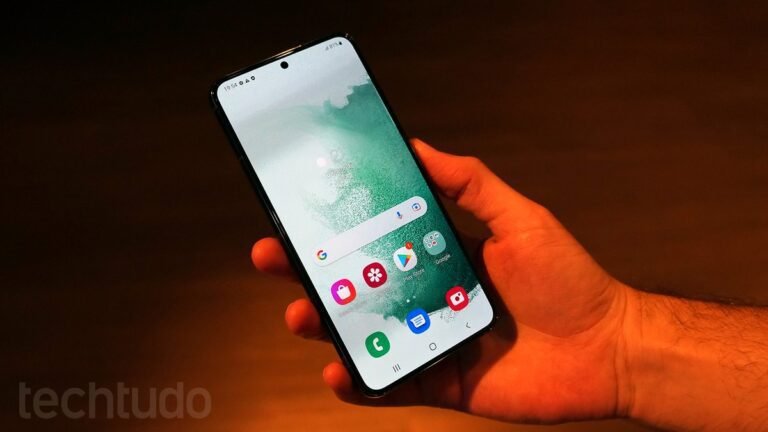 um smartphone com sinais de wi fi ativos