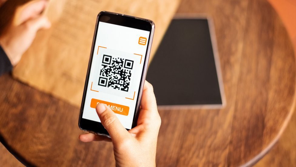 Como Recuperar a Senha do Gov.br Usando o QR Code 1 um smartphone escaneando um codigo qr