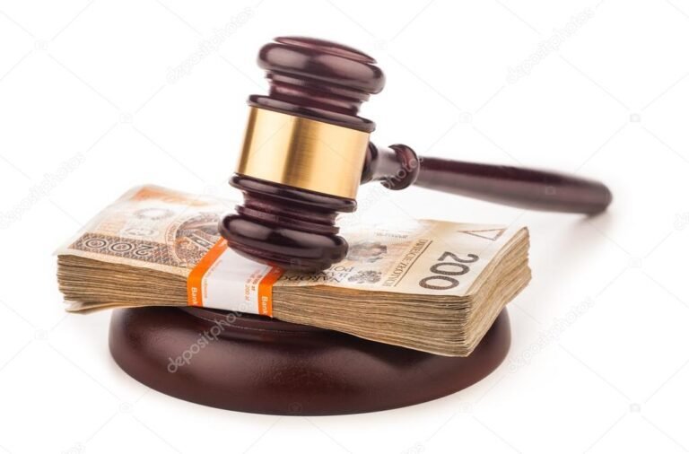 uma balanca de justica e dinheiro