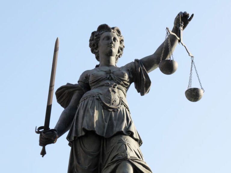 uma balanca simbolizando forcas e fraquezas