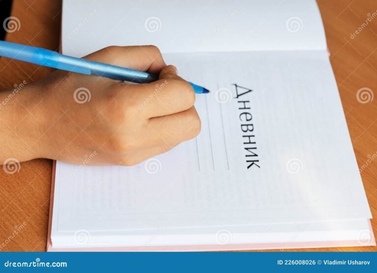 Como Posso Começar Uma Redação Sobre Mim de Forma Eficaz 26 uma caneta escrevendo em um diario aberto