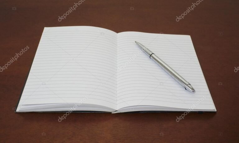 Como Escrever um Resumo que Destaque Sua Personalidade e Experiência 1 uma caneta sobre um caderno aberto 2