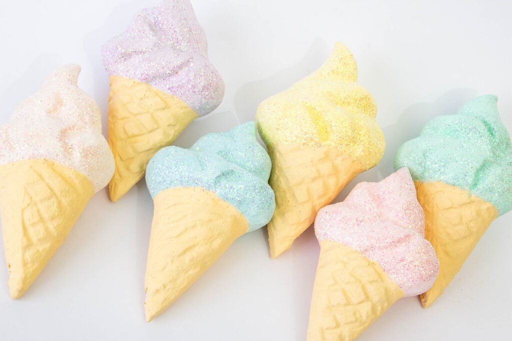 uma casquinha de sorvete colorido