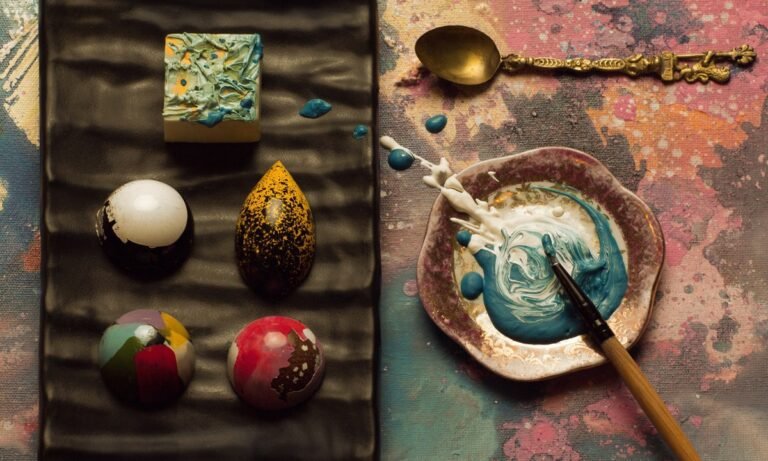 uma doceira criando obras de arte