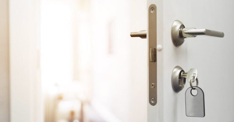 uma fechadura em uma porta entreaberta