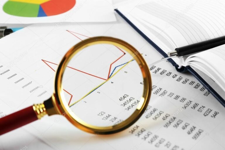 uma lupa sobre documentos financeiros