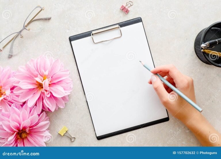 uma mao escrevendo um curriculo em branco