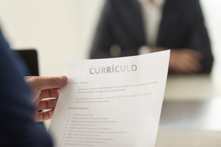 Como Colocar a Data de Nascimento no Currículo de Forma Correta 4 uma mao preenchendo um curriculo
