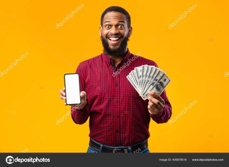 Tem Como Cancelar Um Pix Após Ter Sido Enviado Veja as Opções! 8 uma mao segurando um celular com dinheiro