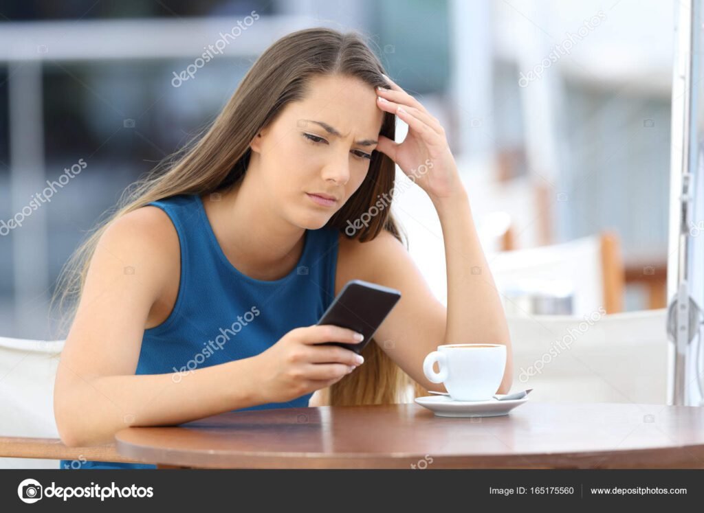 uma mao segurando um celular preocupado