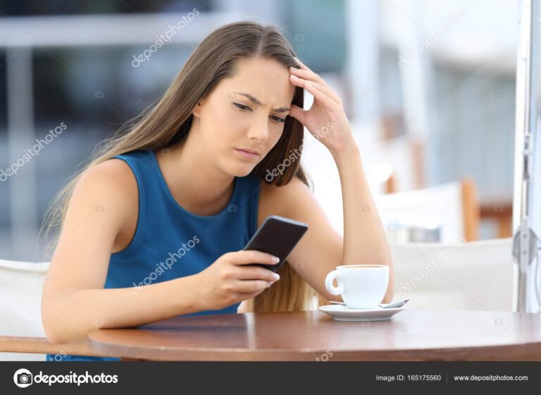 O Que Fazer Se Você Fiz o Pix Errado e Agora Está Preocupado 25 uma mao segurando um celular preocupado