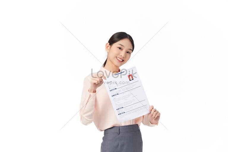 O Que Deve Ter em um Currículo Para se Destacar na Seleção 7 uma mao segurando um curriculo destacado