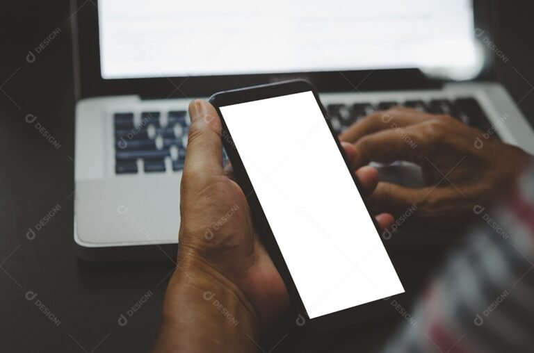 Como Colocar Página no Word Começando Pela Introdução do Documento 24 uma mao segurando um laptop aberto