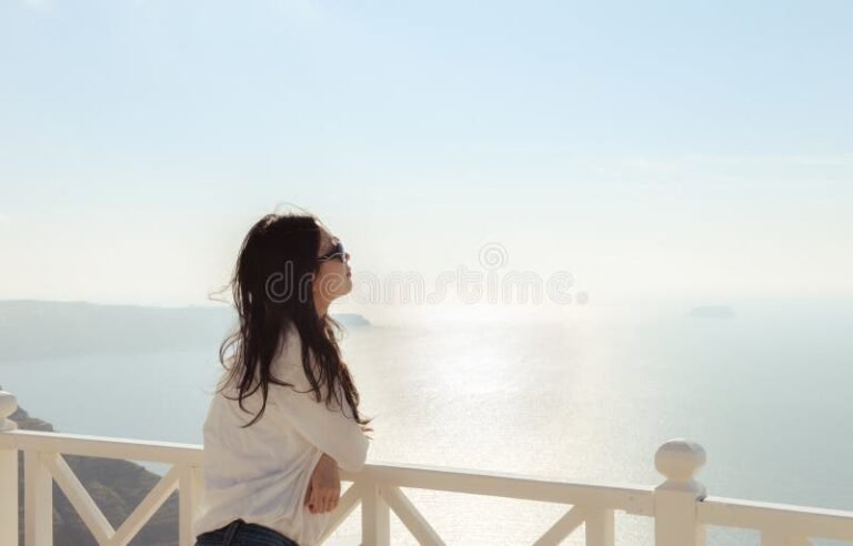 uma mulher olhando para o horizonte confiante