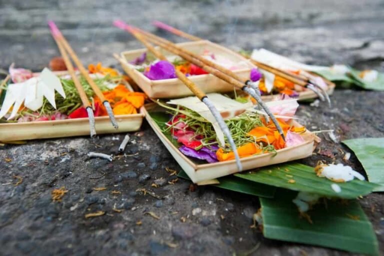 uma oferenda colorida na natureza