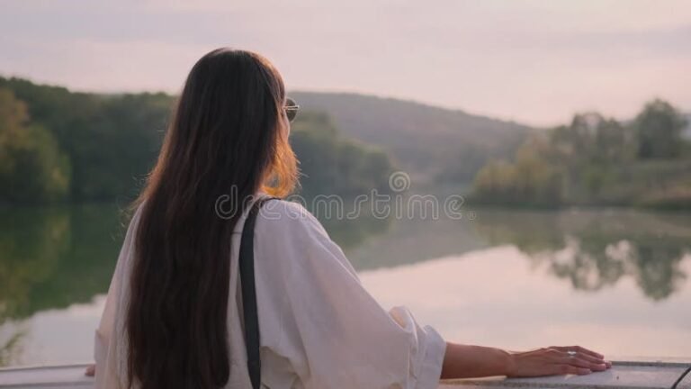 O que Aprendendo a Viver de Clarice Lispector nos Ensinou 17 uma pessoa contemplando a natureza serena