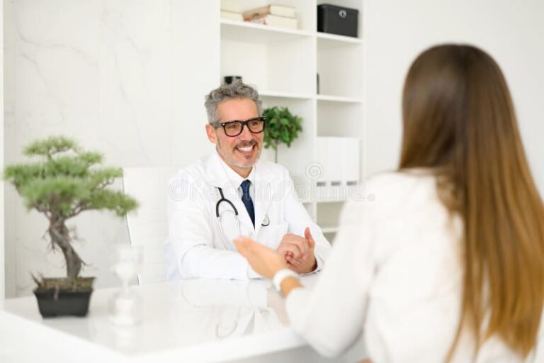 uma pessoa conversando com um profissional de saude