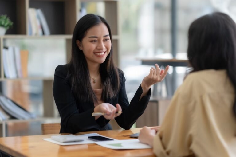 uma pessoa conversando em uma entrevista