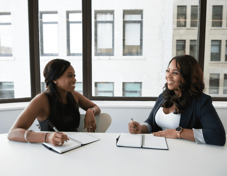 Como Preparar Perguntas Eficazes Para Entrevistas De Marketing 22 uma pessoa entrevistando outra em um escritorio