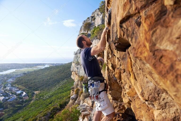 uma pessoa escalando uma montanha ingreme