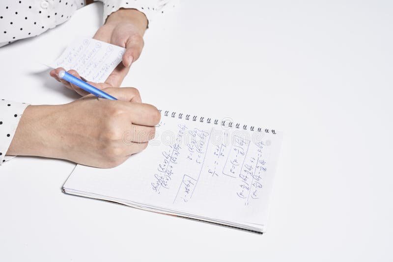 Como Melhorar sua Fala e Escrita em Português de Forma Eficiente 1 uma pessoa escrevendo em um caderno 1