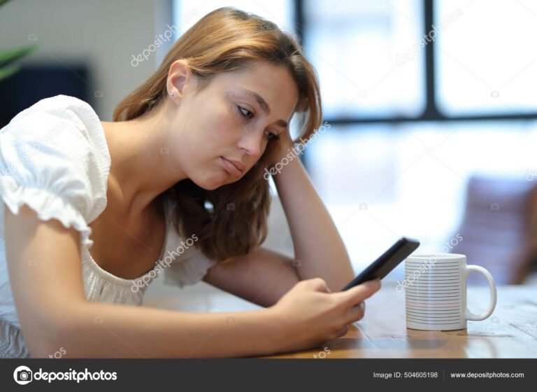 Por Que Meu Pix para a Caixa Não Caiu e Como Resolver 16 uma pessoa frustrada usando um celular