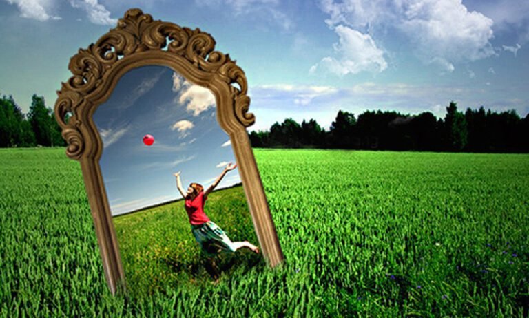 Como Me Conhecer Melhor: Dicas e Exercícios Práticos 29 uma pessoa refletindo em um espelho