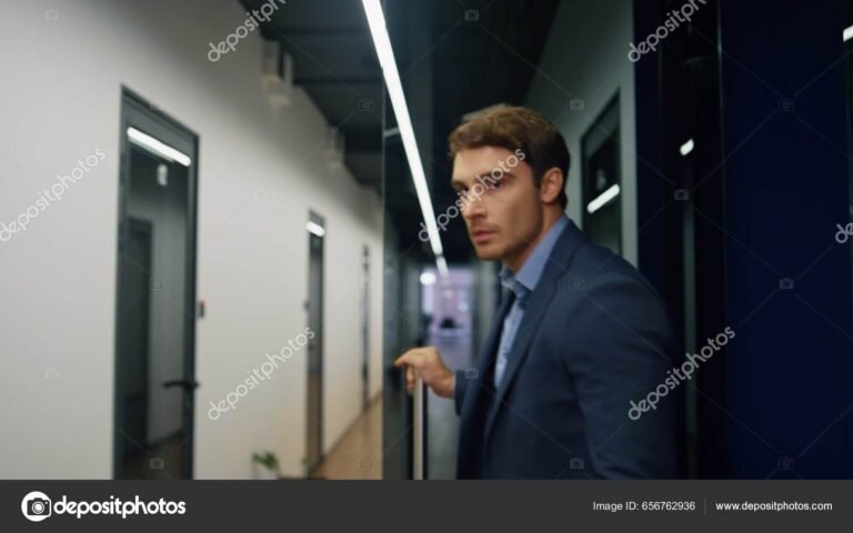 Fui Mandada Embora: Preciso Cumprir o Aviso Prévio 20 uma pessoa saindo de um escritorio vazio