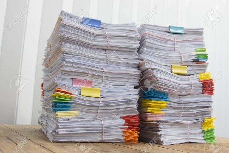 Os documentos do ProUni precisam ser autenticados para a inscrição 3 uma pilha de documentos organizados