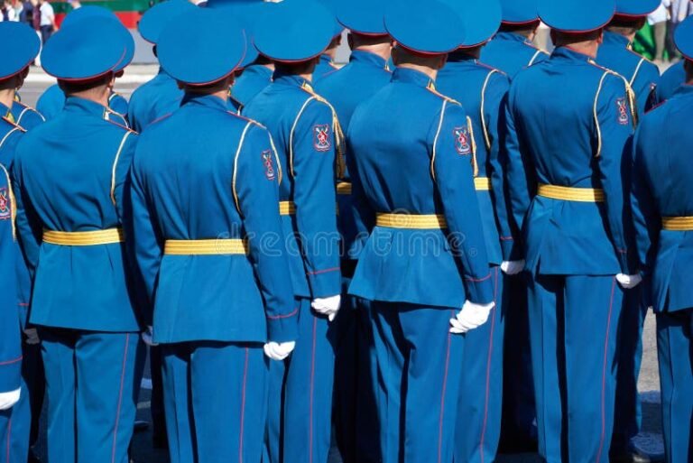 uniformes de soldados em desfile militar
