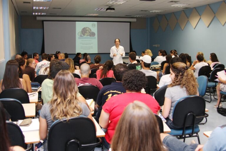 Qual é a importância da nota do MEC para as faculdades no Brasil 16 universidade brasileira com alunos estudando