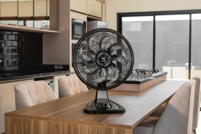 ventiladores e cortinas fechadas em casa